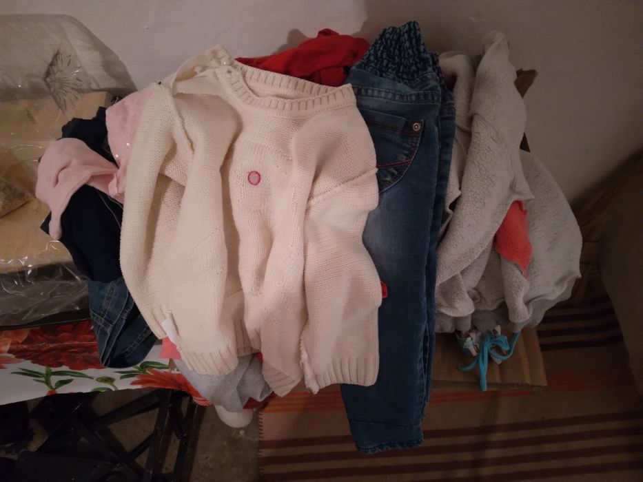 Vând hăinuțe pentru copiii 3-12 ani ieftin la 200 de lei cutia mare
