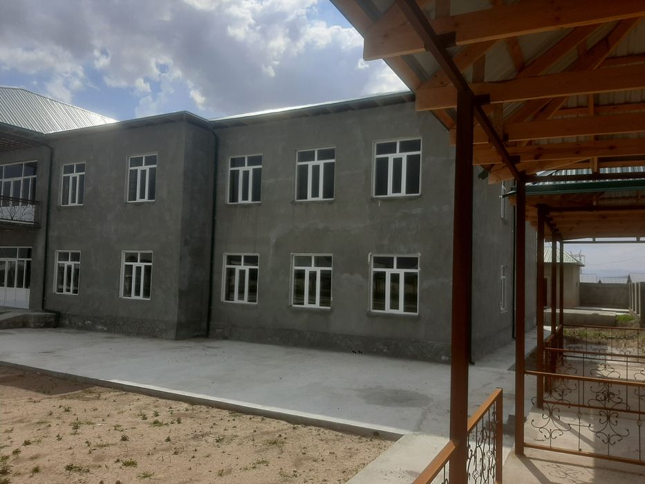 Нотурар бино сотилади