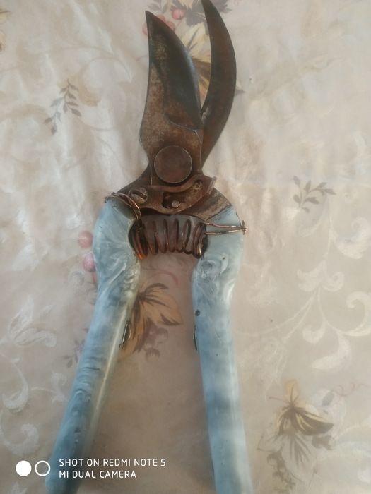 Продам секатор и лопатку