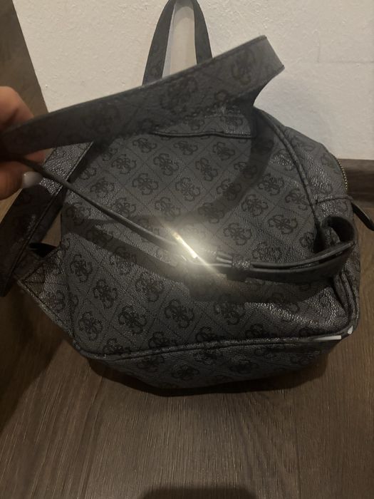Дамска раница Guess