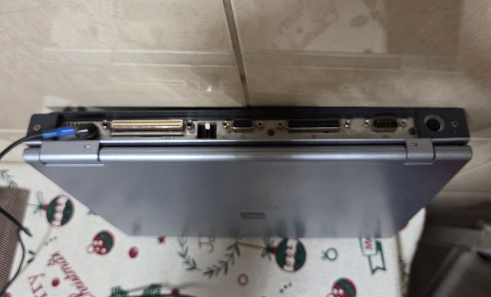 Laptop Fujitsu Siemens Lifebook cu procesor Pentium 3