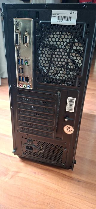 Геймърски компютър с монитор