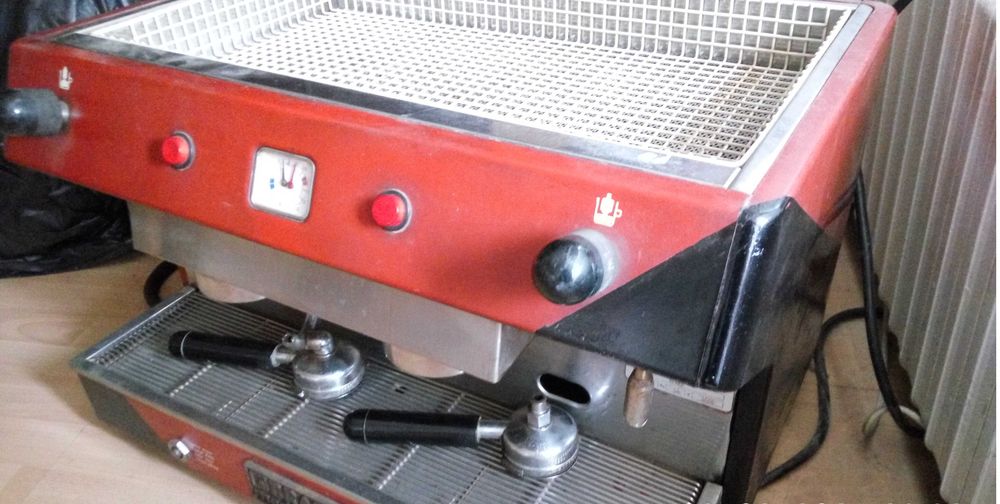 Продавам професионална кафемашина Brasilia.