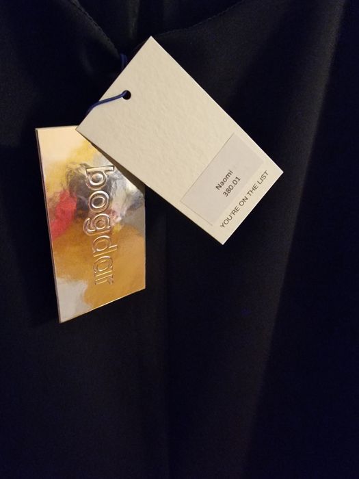 Елегантна черна рокля с изрязан акцент и фини презрамки.