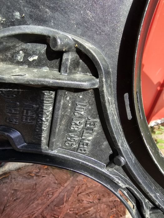 Aripa stanga fata Bentley Bentayga dupa 2016 cod 36A821901