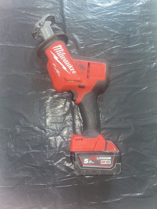 Acesta este un fierăstrău sabie compact Milwaukee M18 FUEL HACKZALL