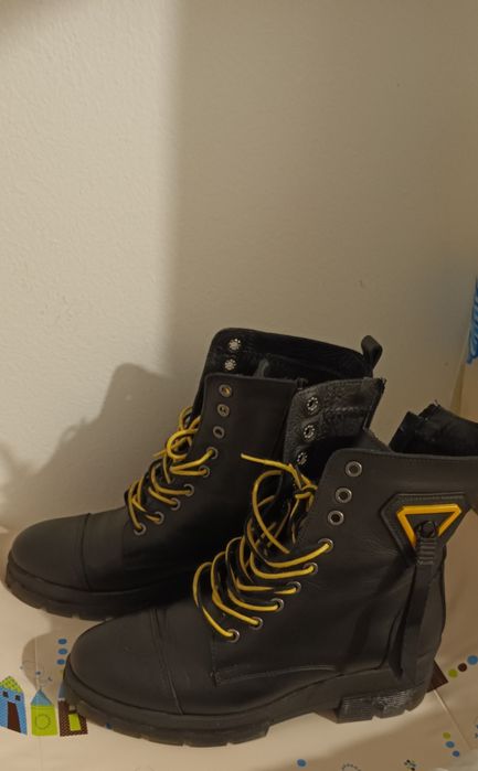 Ghete dama marimea 39
Ghete negre din piele naturala cu detaliu galbe