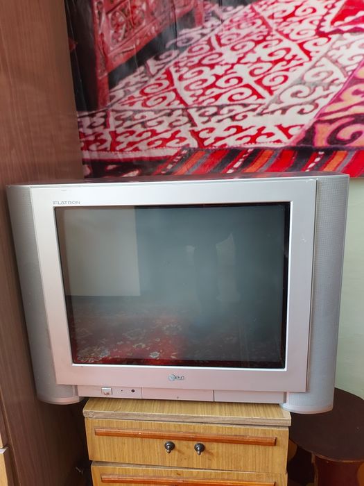Телевизоры горизонт и LG Flatron