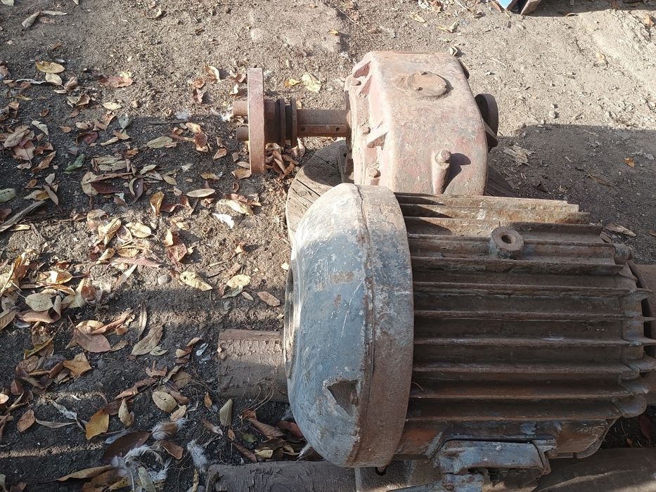 Vând motor electric trifazat cu reductor
