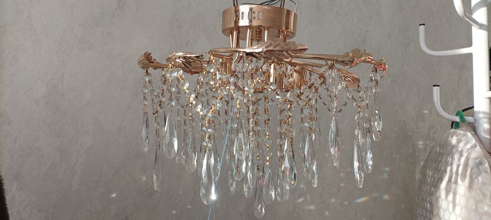 Продам красивую хрустальную  люстру