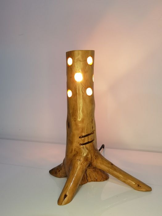 Lampă handmade din lemn de cireș cu iluminare ambientală – design arti