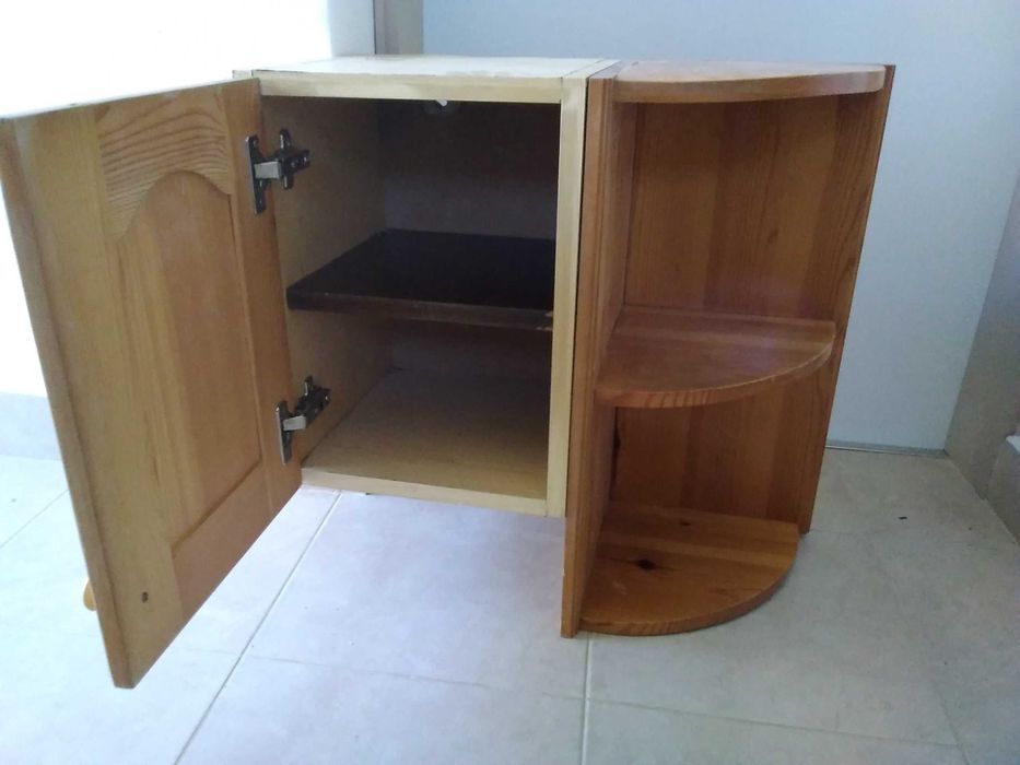 Продавам стенен шкаф с етажерка