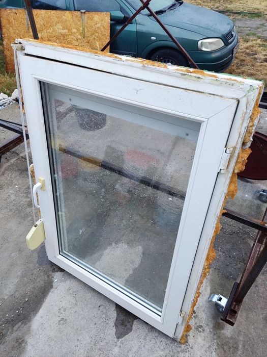 Vând geam termopan cu roleta su geam simplu albe.