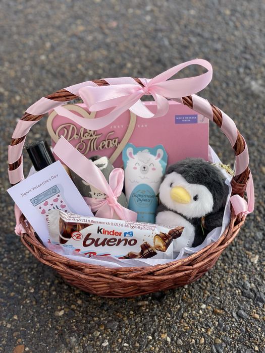 Бокс в корзине для девушки