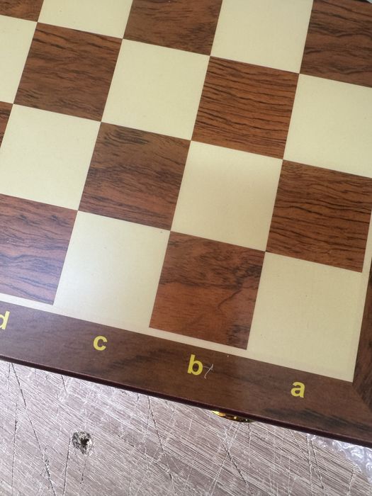 Шахматы с царапинами