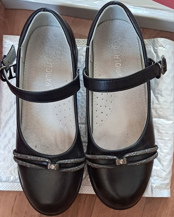 Продам школьные туфельки