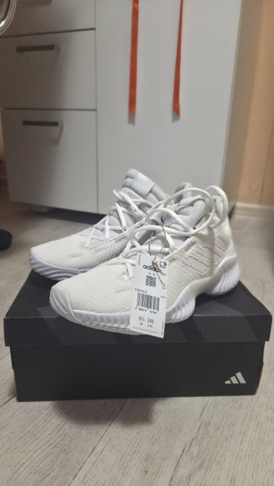 Кроссовки Adidas.