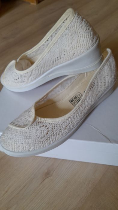 Продавам летни текстилни обувки