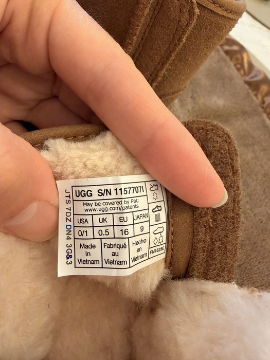Бебешки боти UGG от естествена агнешка кожа