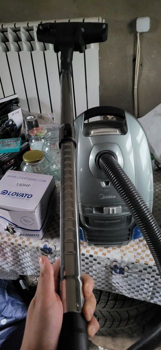 Продам пылесос . .