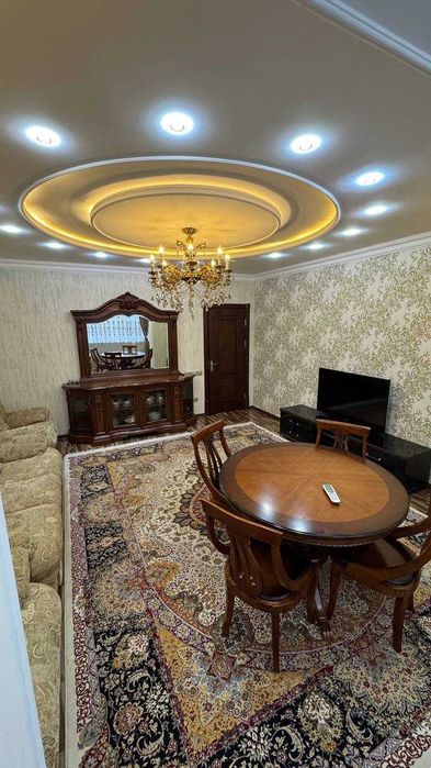 метро Космонавтов  2/3/9  МВД  72м²  1-линия с видом на главную дорогу