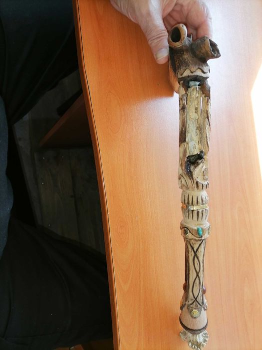 Дървена брадва с резба и камъни