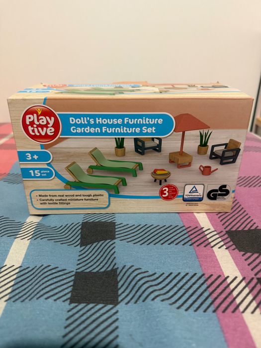 Дървена къща с мебели и човечета