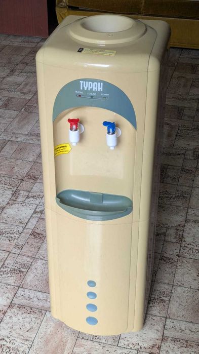 Кулер для воды диспенсер