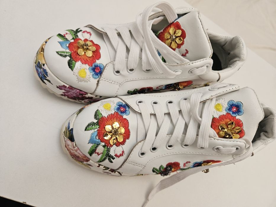 Adidași cu flori
