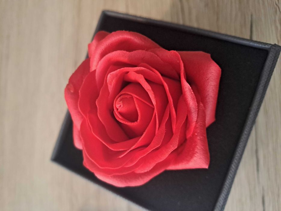 Кутийка с роза и огърлица