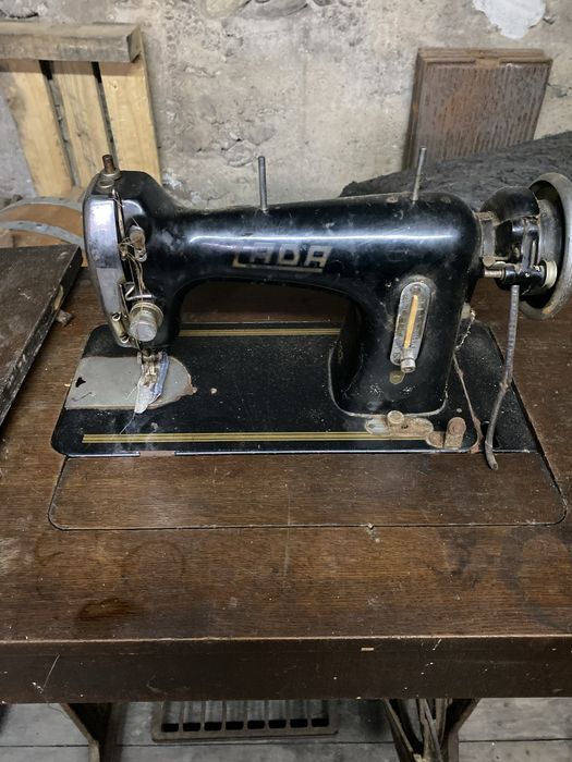 Крачна шевна машина LADA