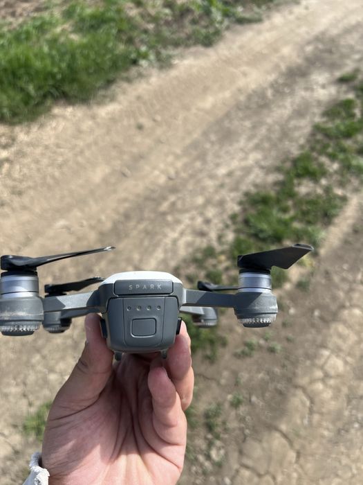 Vând drona dji spark o baterie +inălțătoare cumparate +cutie