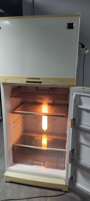 Продам холодильник с гарантией.