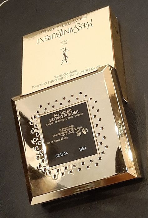 Суха пудра на марката Ives Saint Laurent