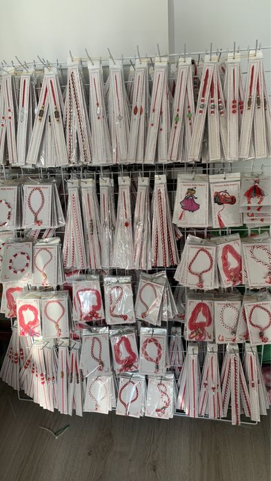 На едро!Нови!Стелаж с мартеници с Топ модели  на едро