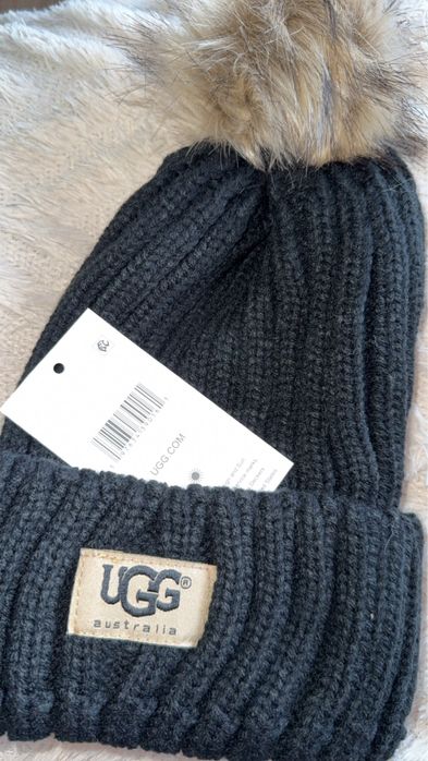 UGG caciula negru si alb