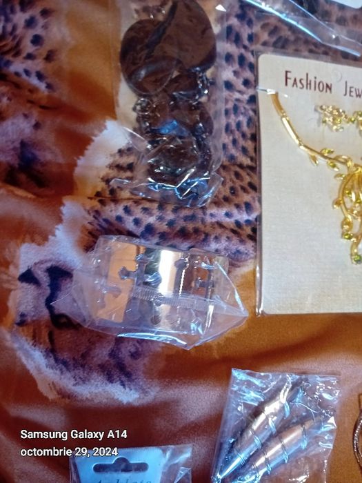 Cercei ,lănțișoare, brățară se picior.