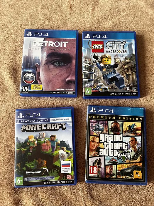 PS 4 с дисками и джойстиками