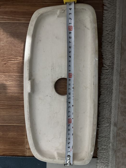 Крышка от бочка унитаза