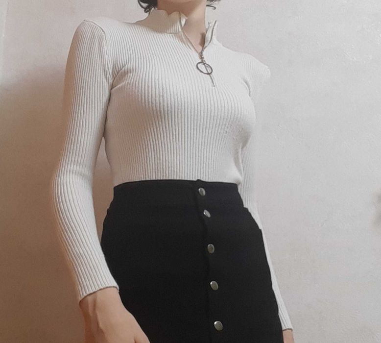 Белая водолазка              .