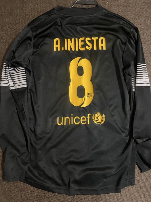 Футболна блуза с дълъг ръкав.