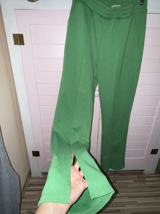 Няколко чифта дамски дънки и панталони