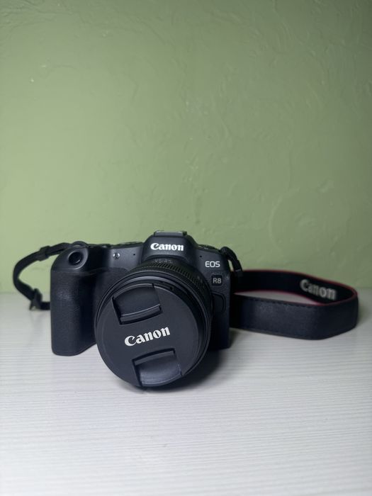 Фотоаппарат Canon R8 с китовым обьективом 24-50 пробег 1754 кадра