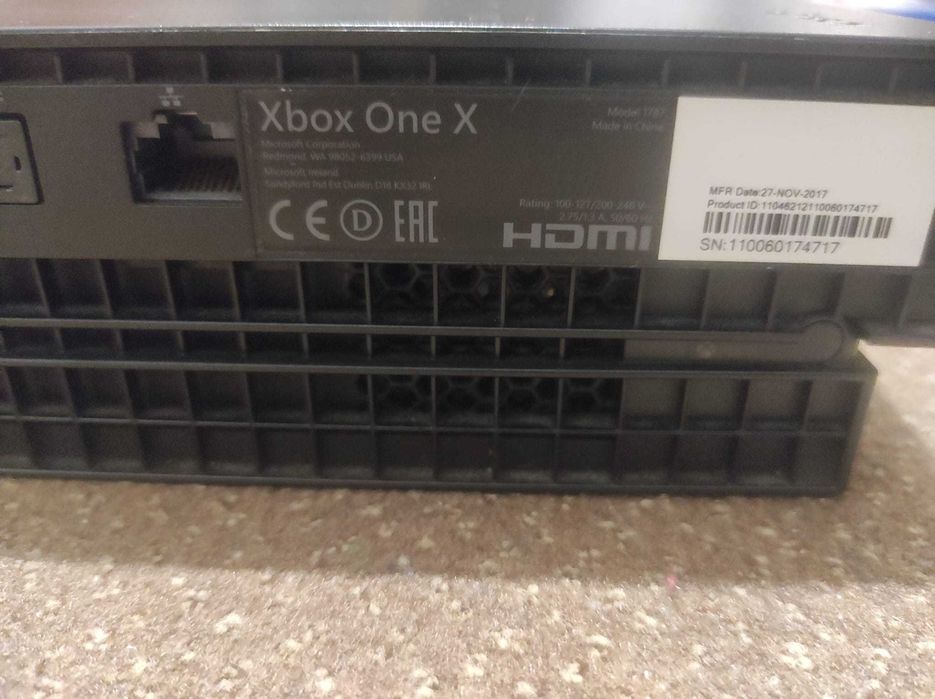 Xbox One X + Controller + Joc