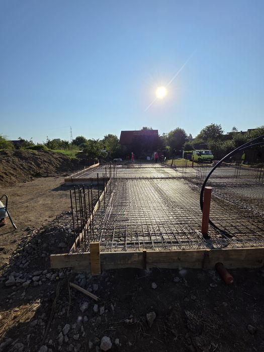 Lucrari cu excavator ,constructii in rosu si la cheie