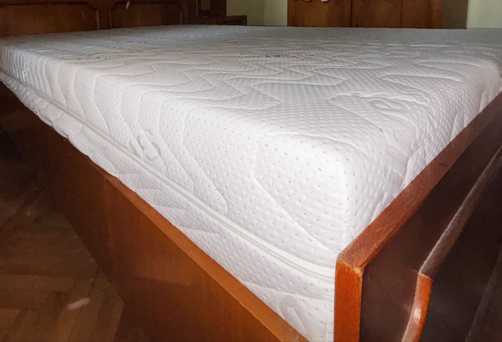 Dormitor din lemn masiv, în stil clasic