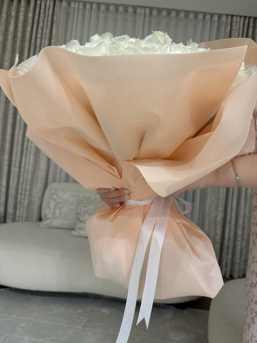 белые, обьемные розы