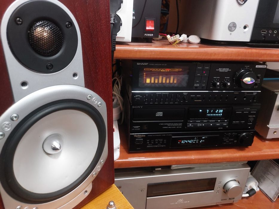 Linie audio:DAC cu bluetooth,boxe,amplificator,cd-player,tuner radio