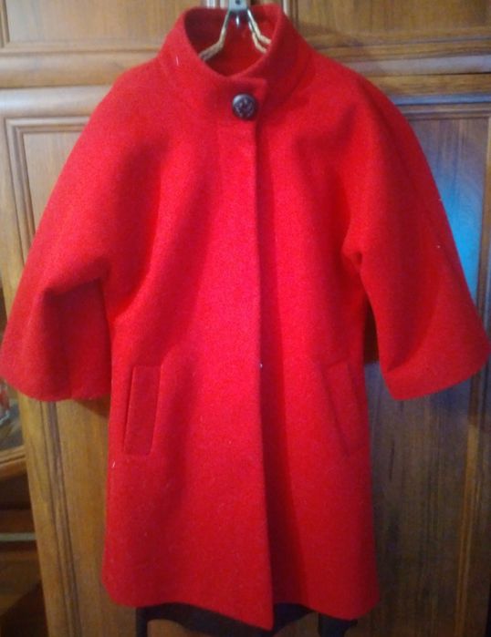 Продам пальто красного цвета.
