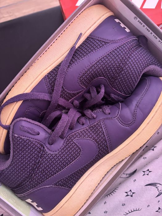 Два чифта NIKE обувки